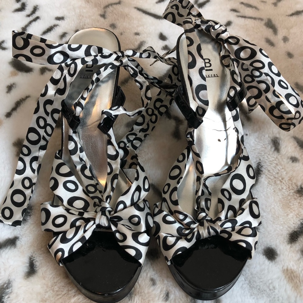 Women’s Bakers Strappy Black and White Wedges, 10